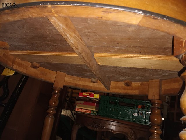 Lot 60 - ovalen houten tafel op wielen - afbeelding 3 van  4