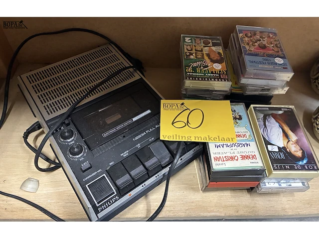 Lot 60 - philips cassettespeler met cassettes - afbeelding 1 van  4