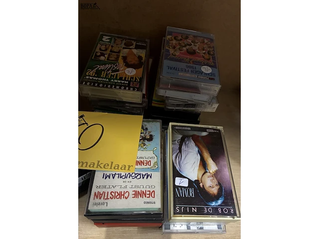 Lot 60 - philips cassettespeler met cassettes - afbeelding 2 van  4