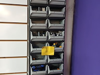 Lot 60 - pvc sorteertoren met inhoud - afbeelding 1 van  6
