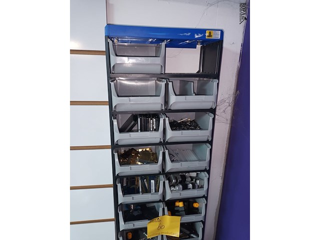 Lot 60 - pvc sorteertoren met inhoud - afbeelding 2 van  6