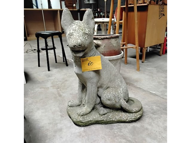 Lot 60 - stenen tuinbeeld hond - afbeelding 1 van  2