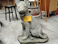 Lot 60 - stenen tuinbeeld hond - afbeelding 1 van  2