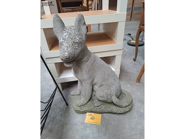 Lot 60 - stenen tuinbeeld hond - afbeelding 2 van  2