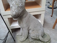 Lot 60 - stenen tuinbeeld hond - afbeelding 2 van  2