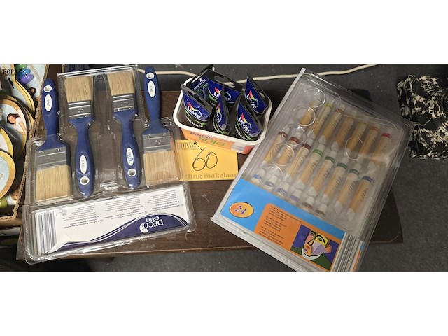 Lot 60 - verf en verfborstels - afbeelding 1 van  4