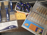 Lot 60 - verf en verfborstels - afbeelding 1 van  4
