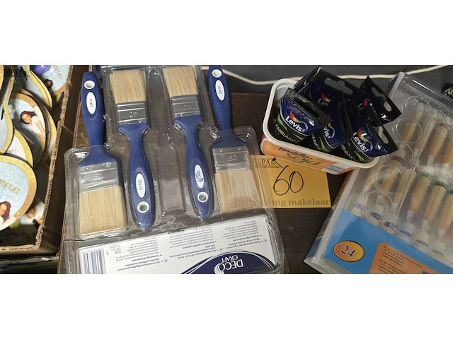 Lot 60 - verf en verfborstels - afbeelding 2 van  4