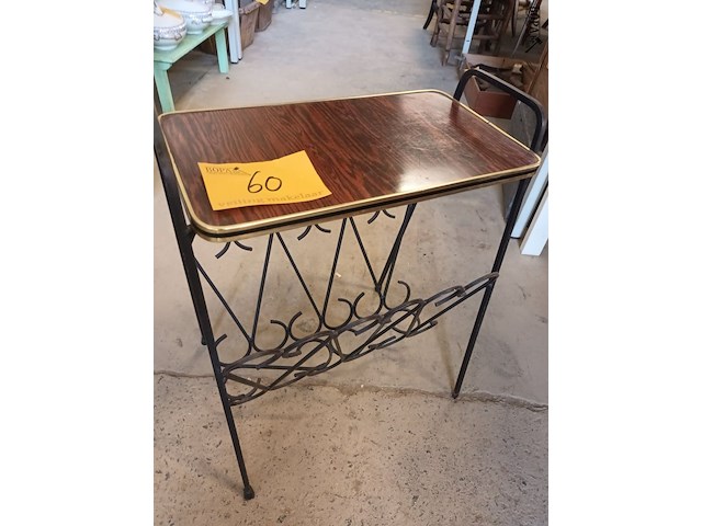 Lot 60 - vintage krantenbak - afbeelding 1 van  4