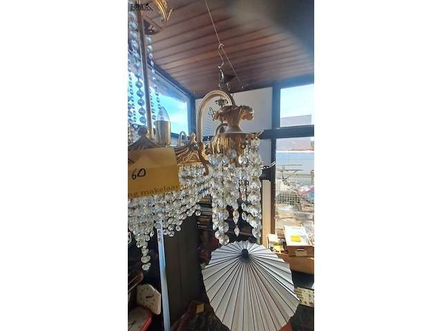 Lot 60 - vintage kristallen kroonluchter met messing en geslepen kris - afbeelding 2 van  3