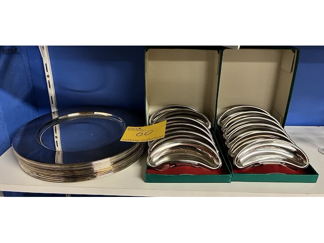 Lot 60 - vintage roestvrijstalen visgraatbakjes en onderzetters - afbeelding 1 van  7