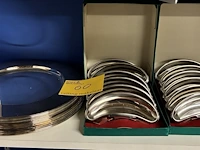 Lot 60 - vintage roestvrijstalen visgraatbakjes en onderzetters