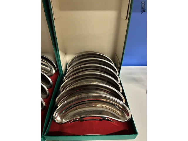 Lot 60 - vintage roestvrijstalen visgraatbakjes en onderzetters - afbeelding 2 van  7