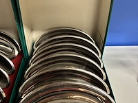 Lot 60 - vintage roestvrijstalen visgraatbakjes en onderzetters - afbeelding 2 van  7