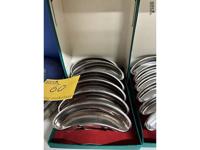 Lot 60 - vintage roestvrijstalen visgraatbakjes en onderzetters - afbeelding 3 van  7