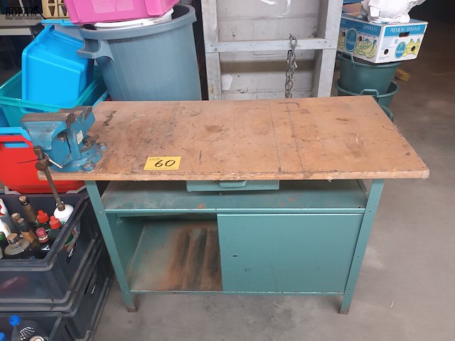 Lot 60 - werkbank met bankschroef - afbeelding 1 van  3