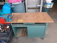 Lot 60 - werkbank met bankschroef - afbeelding 1 van  3