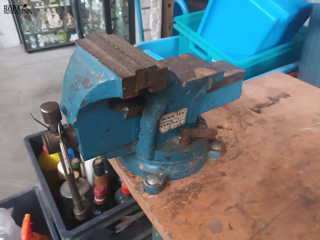 Lot 60 - werkbank met bankschroef - afbeelding 2 van  3