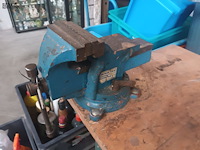 Lot 60 - werkbank met bankschroef - afbeelding 2 van  3