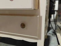 Lot 60 - wit gelakte kast - afbeelding 2 van  4