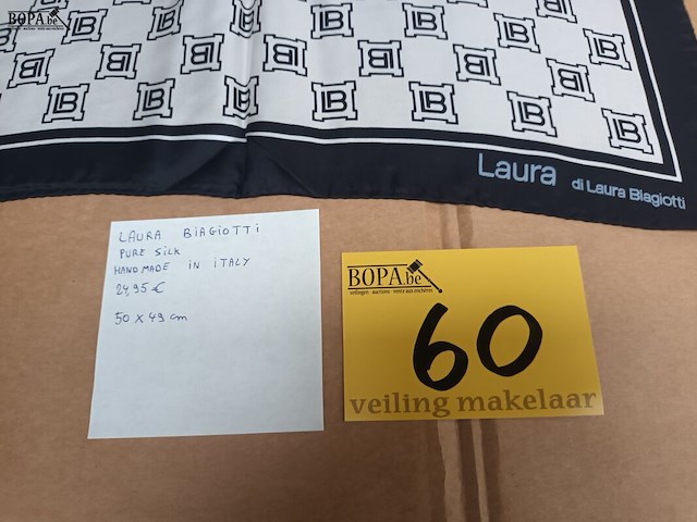 Lot 60 - zijden sjaal laura biagiotti - afbeelding 2 van  3