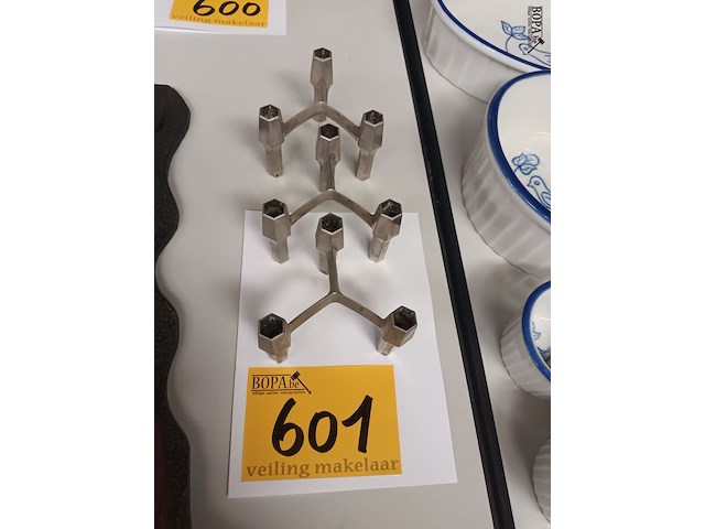 Lot 601 - kandelaars design stijl nagel. 3 stuks - afbeelding 3 van  3