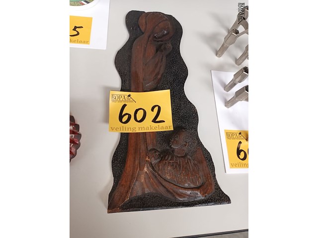 Lot 602 - afrikaans houtsnijwerk - afbeelding 1 van  3