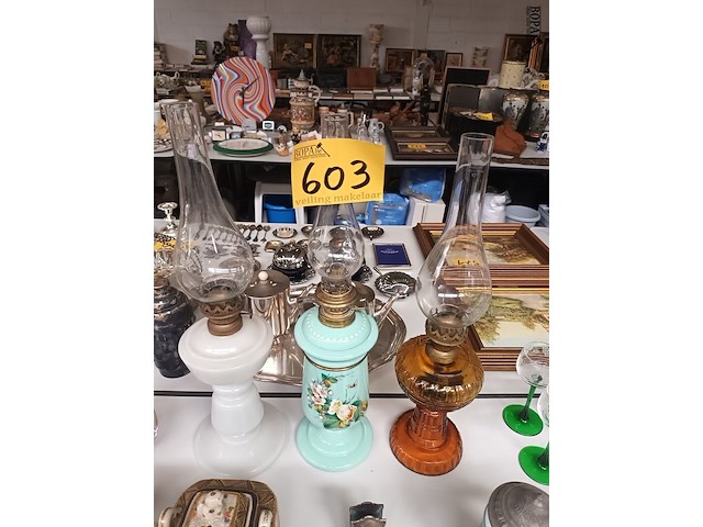 Lot 603 - antieke olielampen. 3 stuks - afbeelding 1 van  3