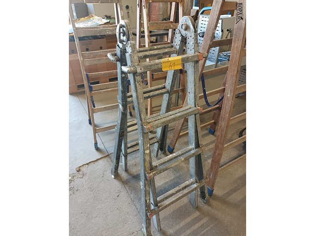 Lot 61 - aluminium uitschuifbare vouwladder - afbeelding 1 van  4