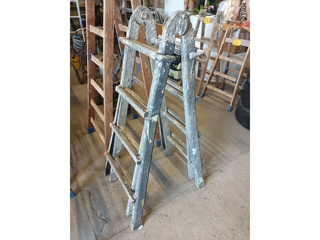 Lot 61 - aluminium uitschuifbare vouwladder - afbeelding 3 van  4