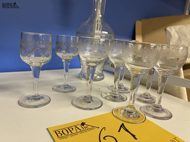 Lot 61 - antiek kristallen drankservies - afbeelding 2 van  3