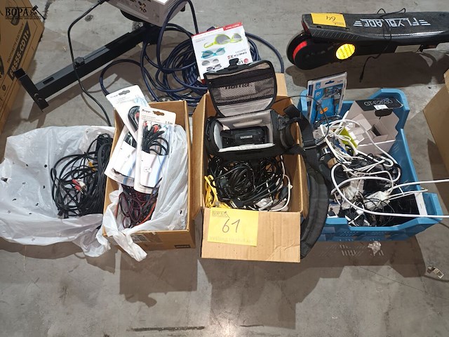 Lot 61 - audio en video kabels en camera - afbeelding 1 van  7