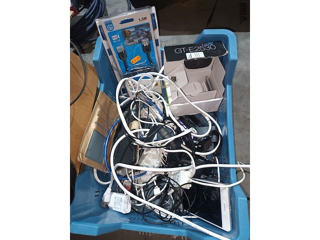 Lot 61 - audio en video kabels en camera - afbeelding 2 van  7