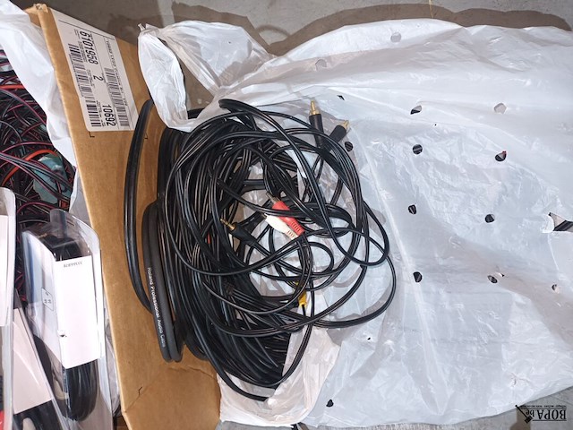 Lot 61 - audio en video kabels en camera - afbeelding 7 van  7