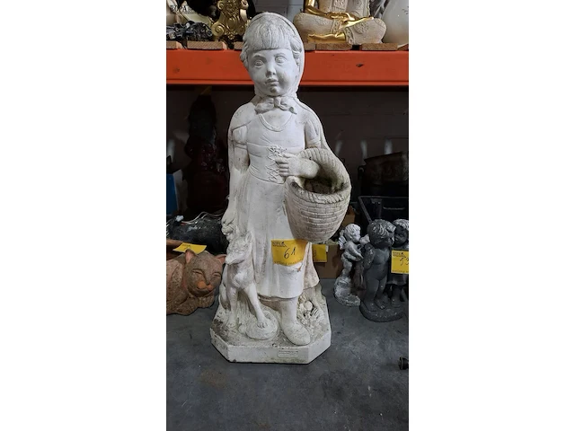 Lot 61 - betonnen tuinbeeld roodkapje en de wolf - afbeelding 1 van  4