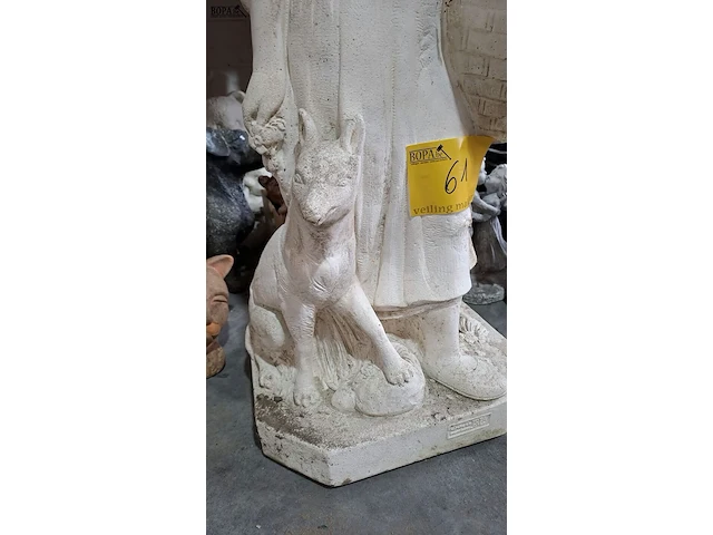 Lot 61 - betonnen tuinbeeld roodkapje en de wolf - afbeelding 2 van  4