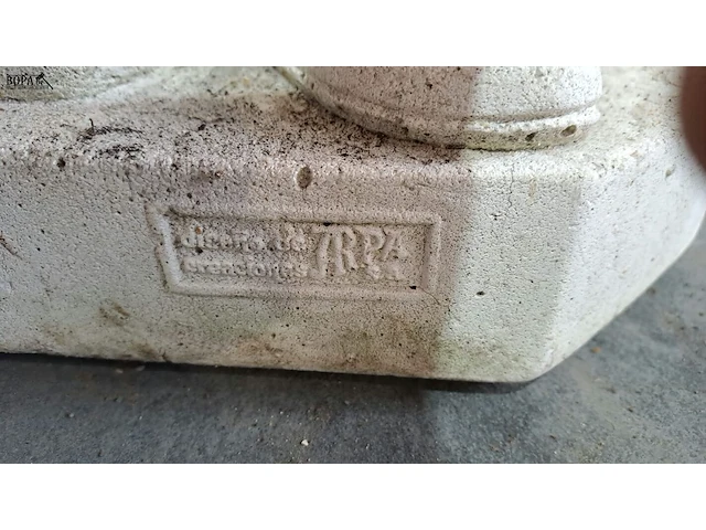 Lot 61 - betonnen tuinbeeld roodkapje en de wolf - afbeelding 3 van  4