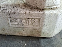 Lot 61 - betonnen tuinbeeld roodkapje en de wolf - afbeelding 3 van  4