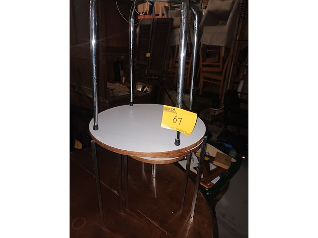 Lot 61 - bijzettafeltjes en krukje - afbeelding 1 van  3