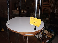 Lot 61 - bijzettafeltjes en krukje - afbeelding 1 van  3