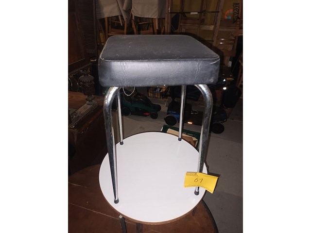 Lot 61 - bijzettafeltjes en krukje - afbeelding 2 van  3