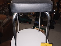 Lot 61 - bijzettafeltjes en krukje - afbeelding 2 van  3