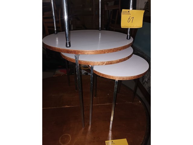 Lot 61 - bijzettafeltjes en krukje - afbeelding 3 van  3