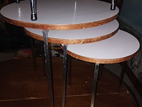 Lot 61 - bijzettafeltjes en krukje - afbeelding 3 van  3