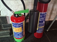 Lot 61 - brandblusapparaat. 2 stuks - afbeelding 1 van  3