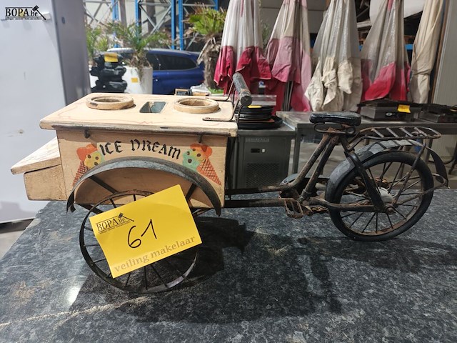 Lot 61 - decoratieve ijsventer bakfiets - afbeelding 1 van  6