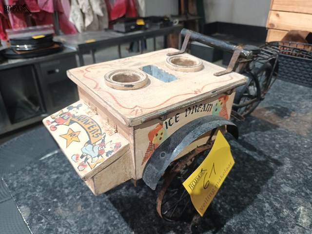 Lot 61 - decoratieve ijsventer bakfiets - afbeelding 3 van  6