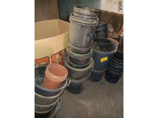 Lot 61 - diverse bloempotten - afbeelding 1 van  4