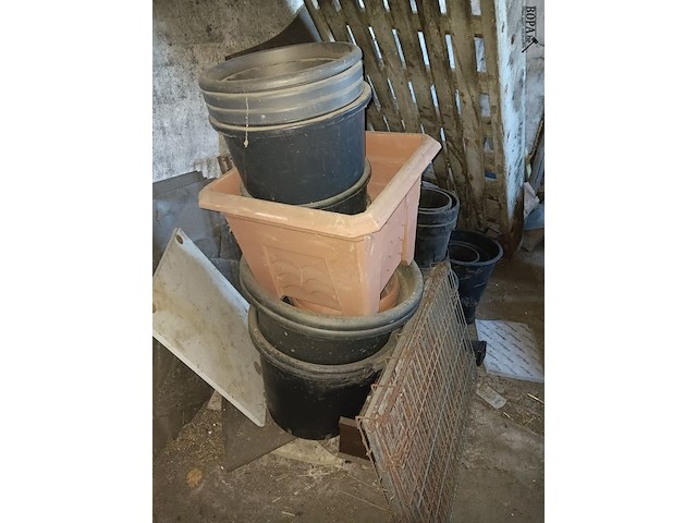 Lot 61 - diverse bloempotten - afbeelding 2 van  4