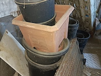 Lot 61 - diverse bloempotten - afbeelding 2 van  4